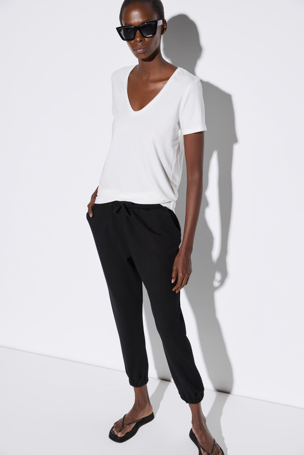 Basic-T-Shirt mit V-Ausschnitt und kurzen Ärmeln