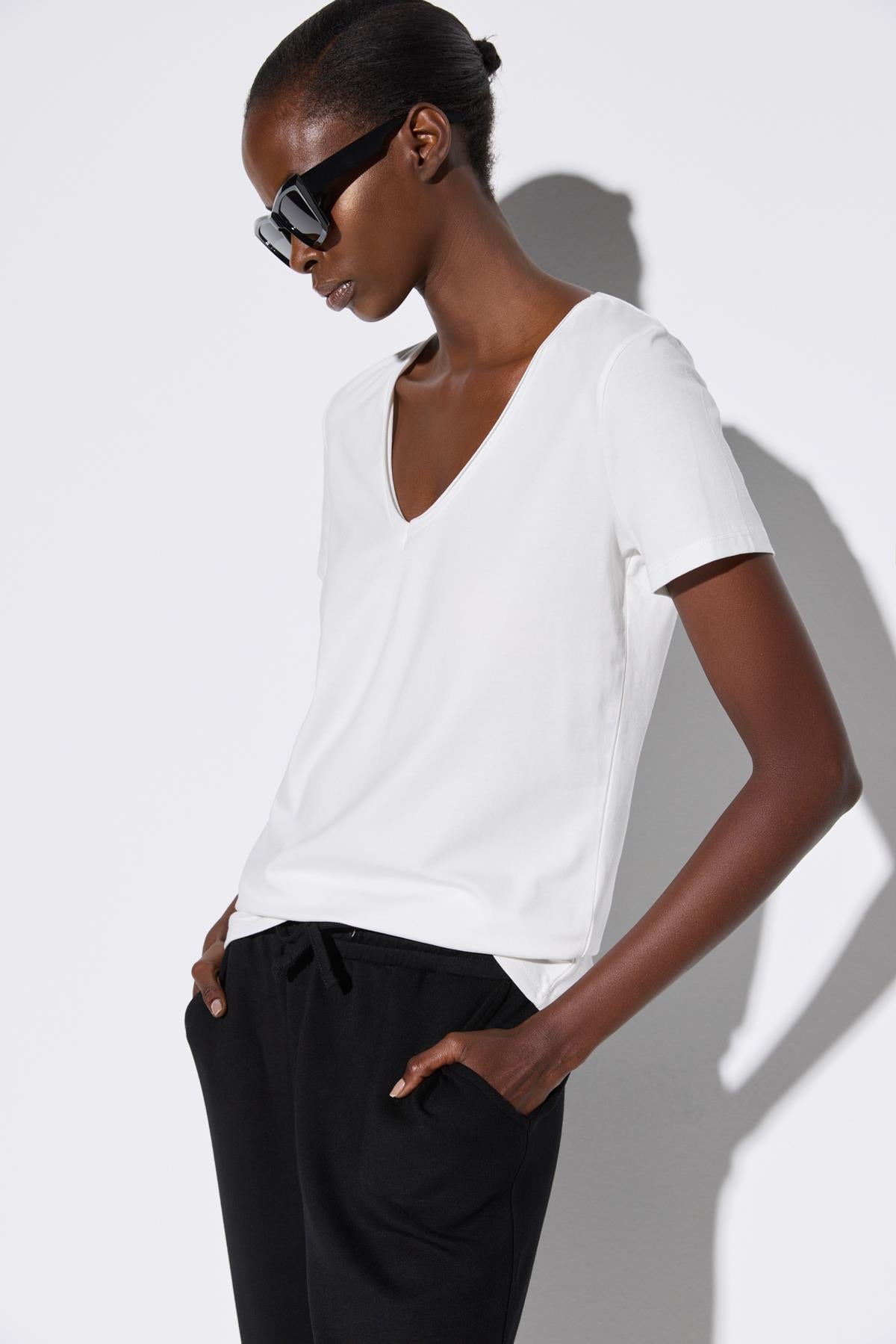 Basic-T-Shirt mit V-Ausschnitt und kurzen Ärmeln