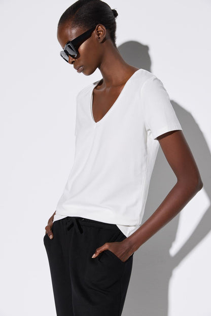 Basic-T-Shirt mit V-Ausschnitt und kurzen Ärmeln