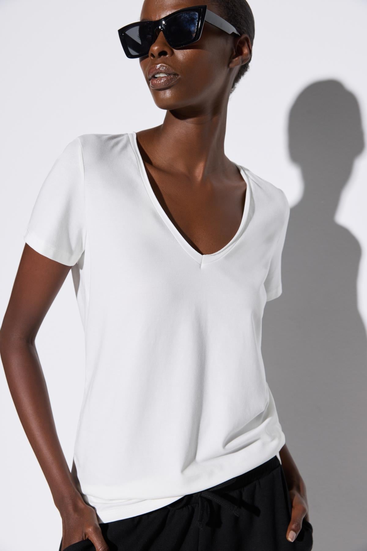 Basic-T-Shirt mit V-Ausschnitt und kurzen Ärmeln