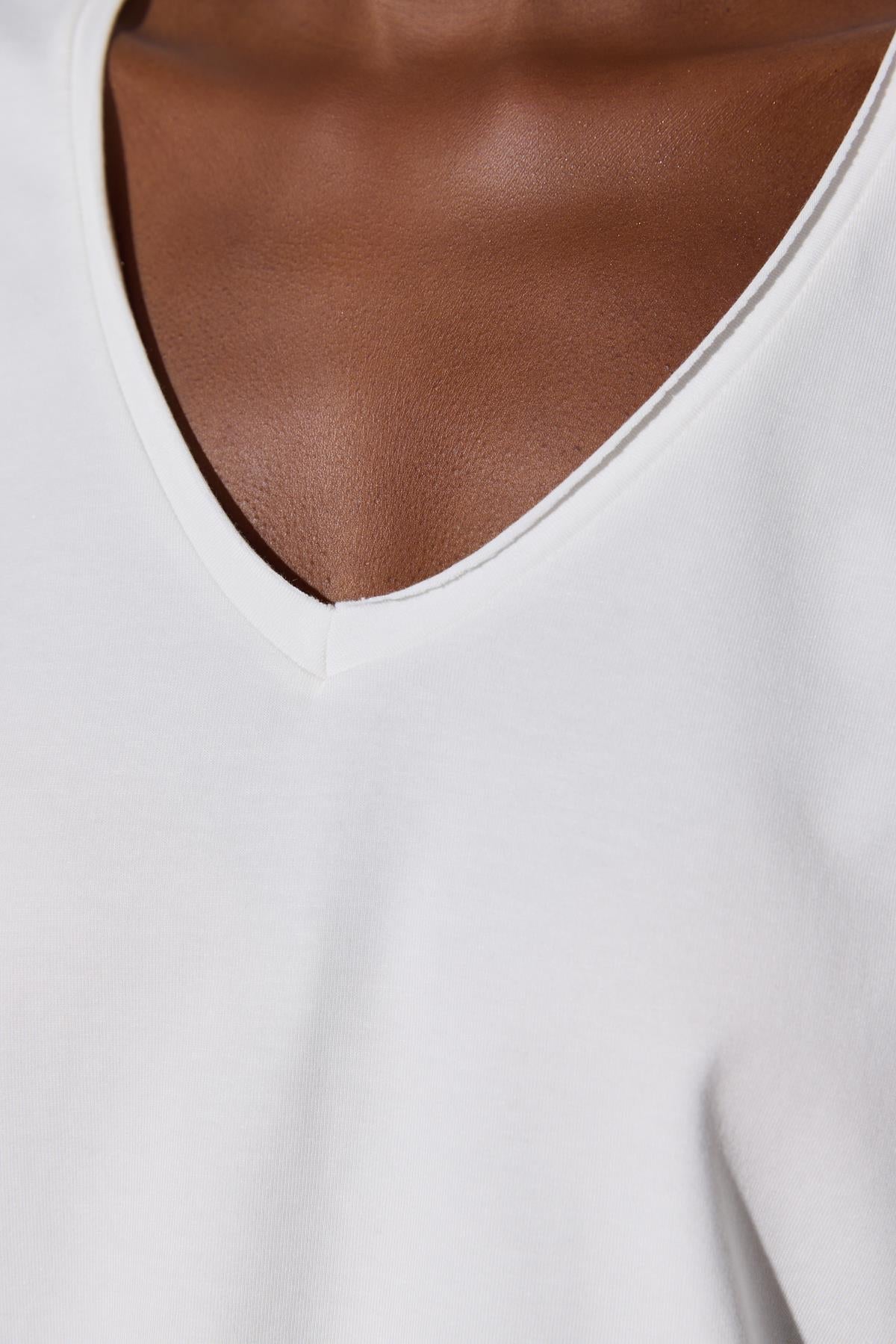 Basic-T-Shirt mit V-Ausschnitt und kurzen Ärmeln