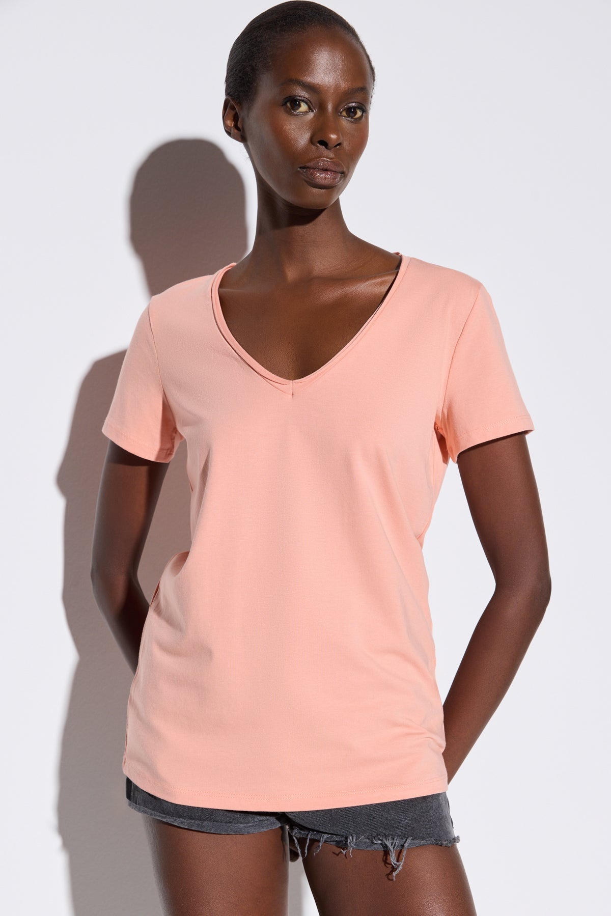 Basic-T-Shirt aus Lycra mit V-Ausschnitt