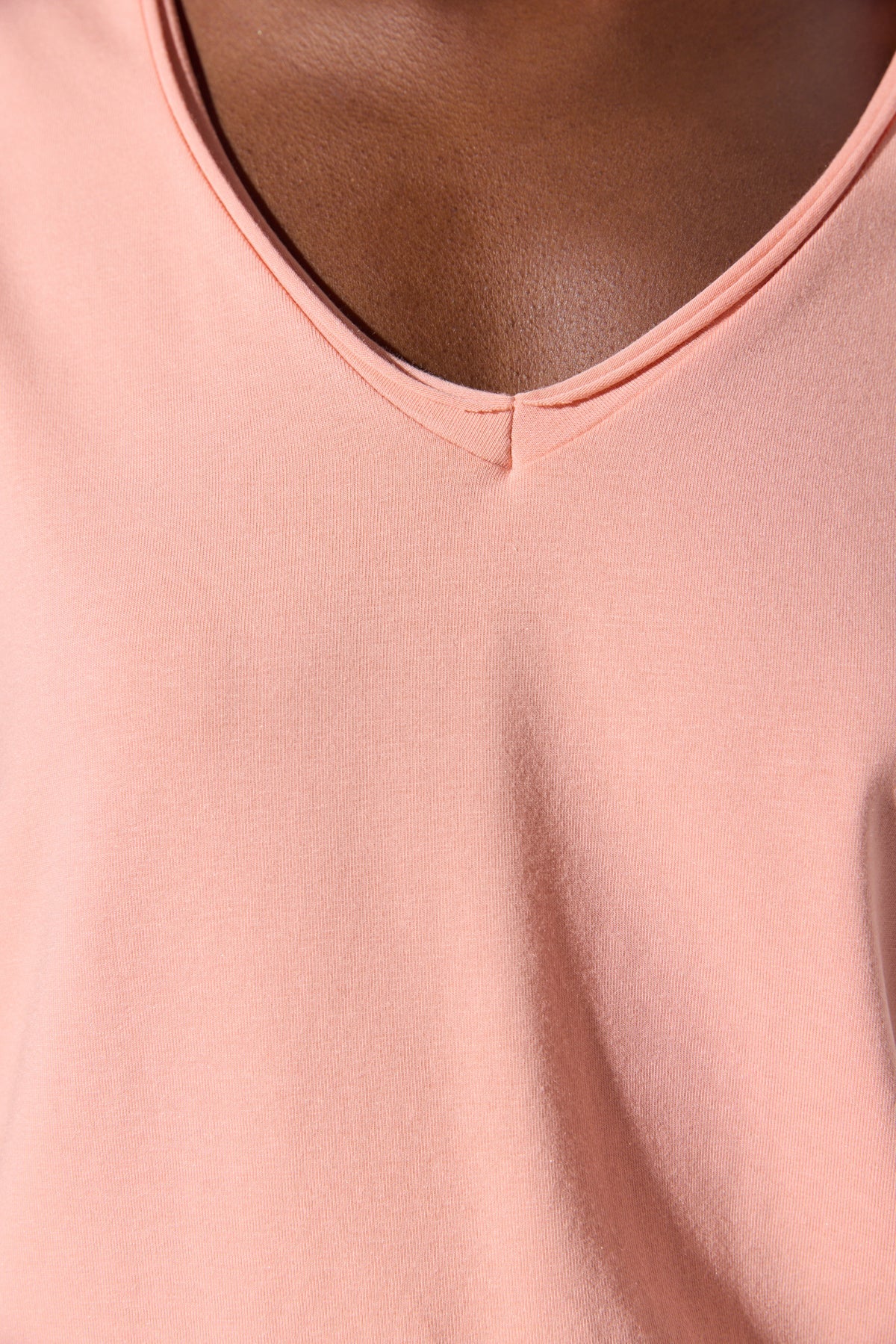 Basic-T-Shirt aus Lycra mit V-Ausschnitt