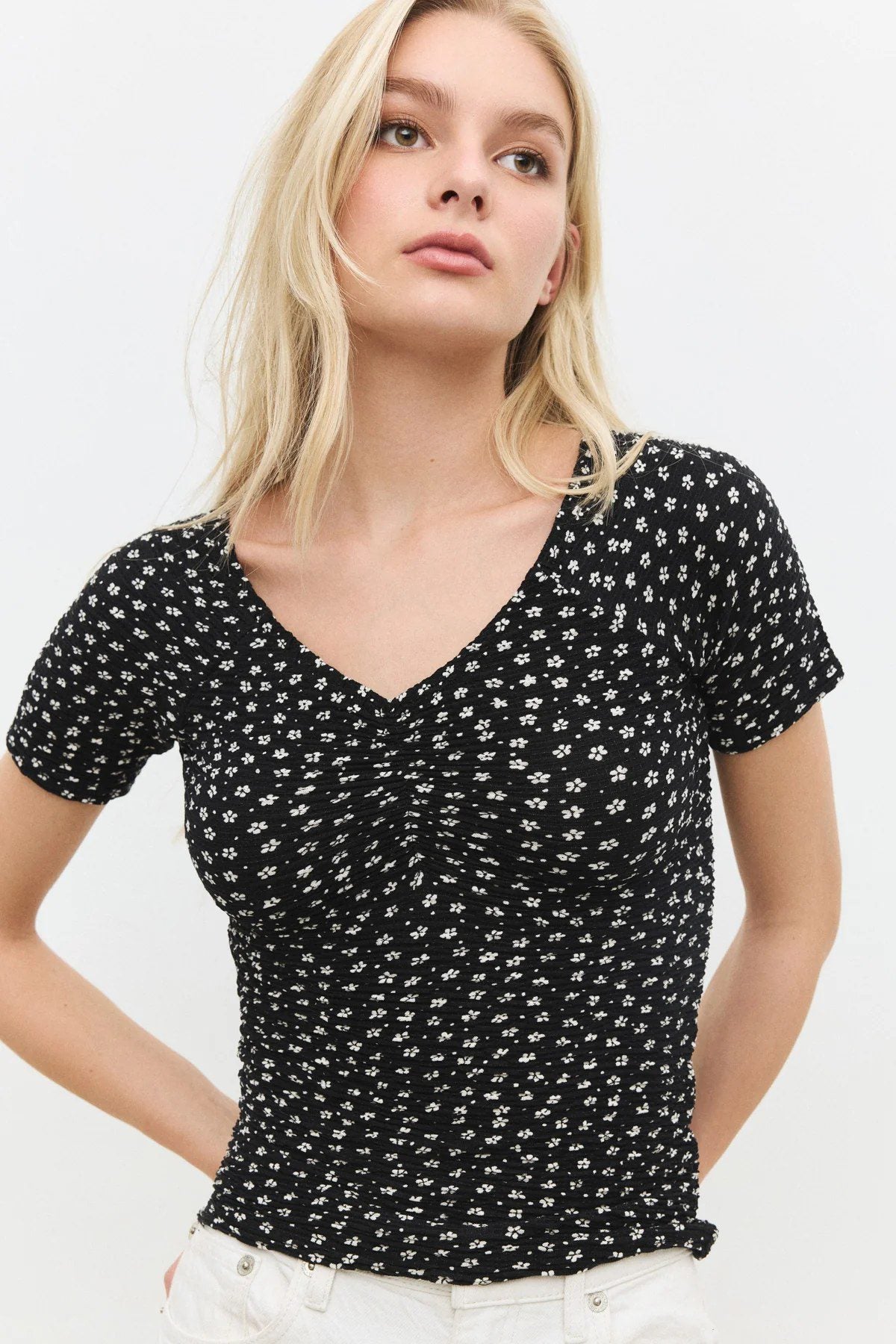 Bluse mit V-Ausschnitt und geraffter Vorderseite