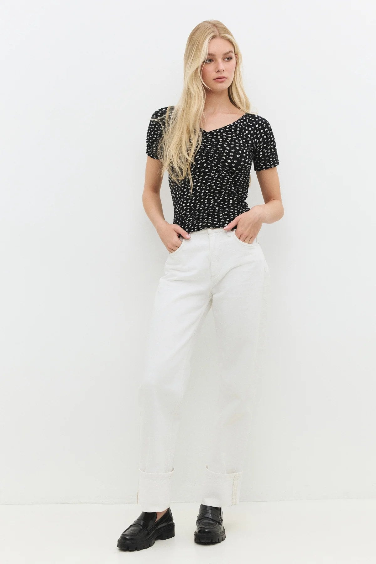 Bluse mit V-Ausschnitt und geraffter Vorderseite