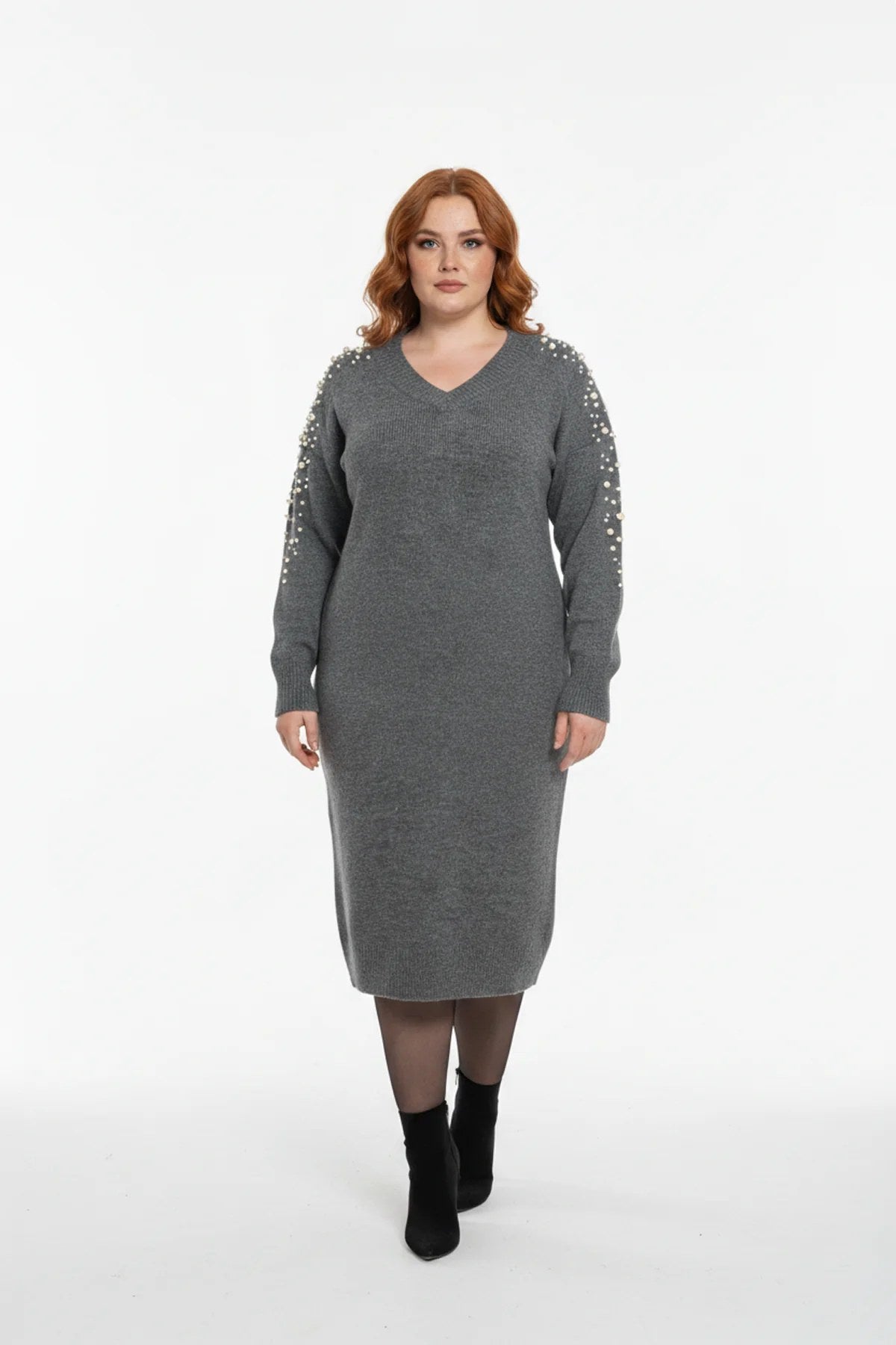 Strickkleid mit V-Ausschnitt und Perlenverzierungen