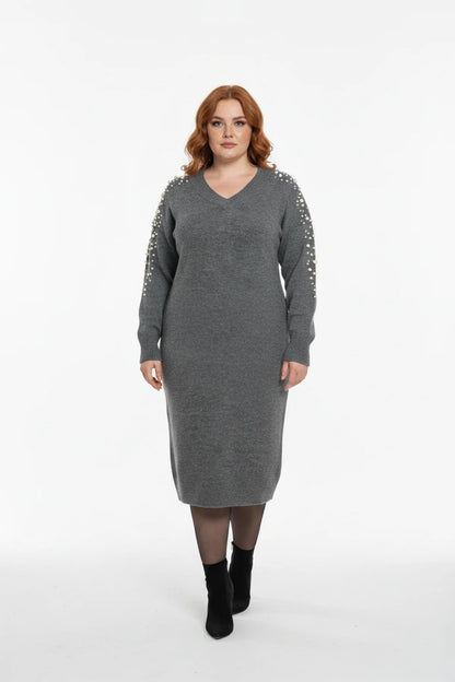 Strickkleid mit V-Ausschnitt und Perlenverzierungen