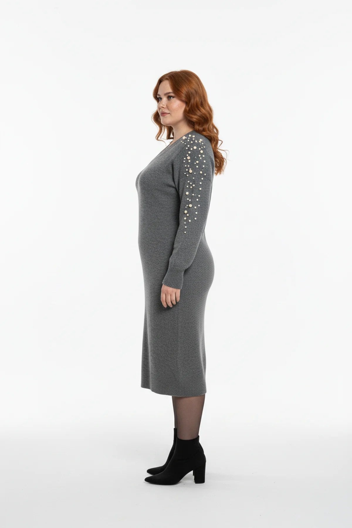 Strickkleid mit V-Ausschnitt und Perlenverzierungen