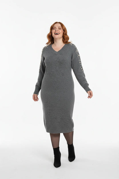 Strickkleid mit V-Ausschnitt und Perlenverzierungen
