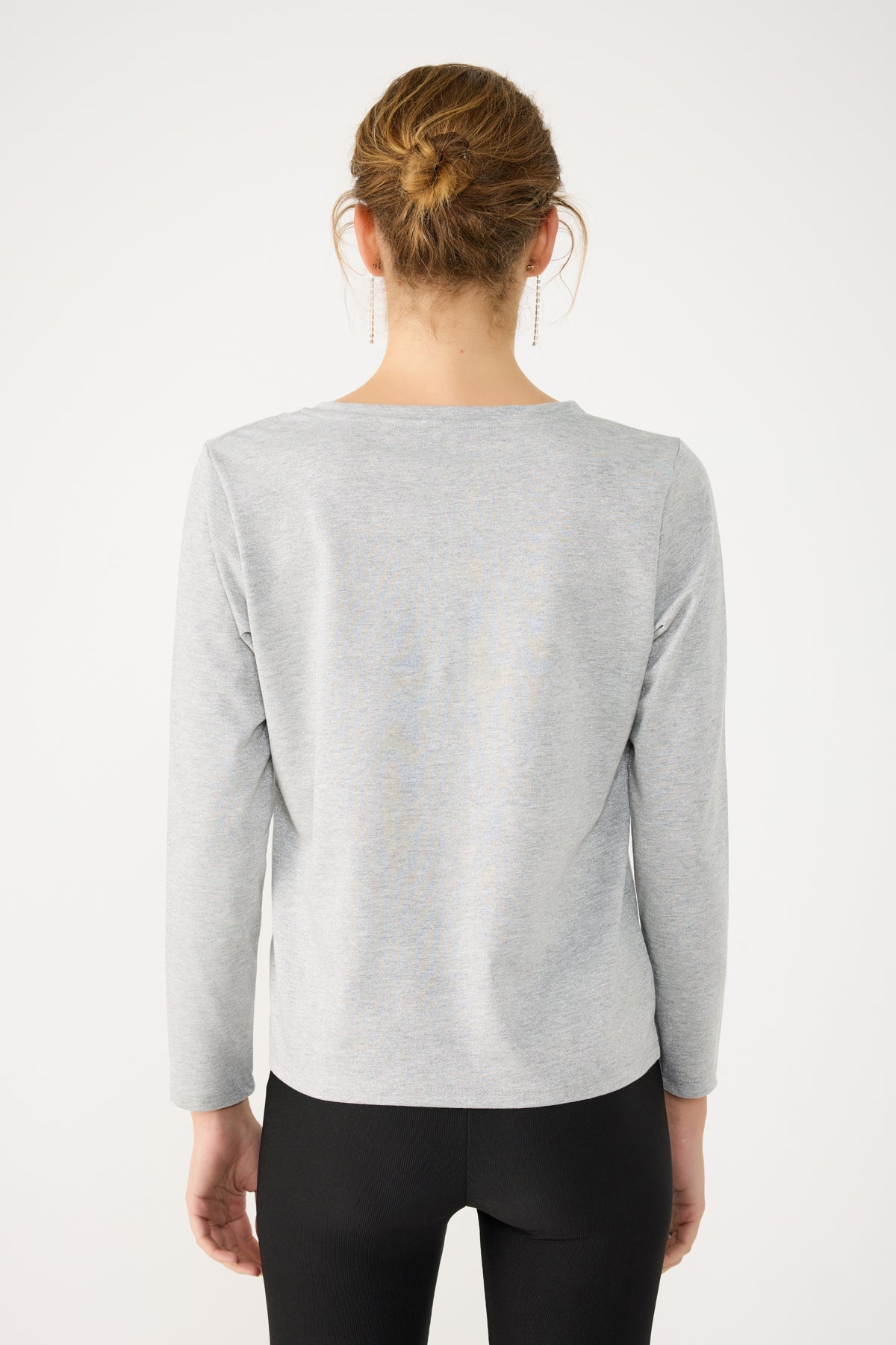 Glänzendes Langarm-T-Shirt mit V-Ausschnitt