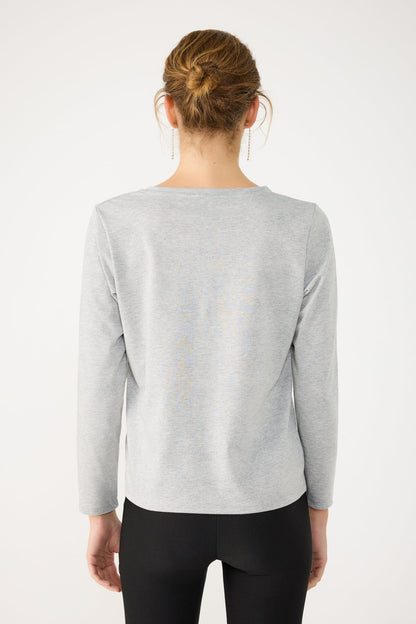 Glänzendes Langarm-T-Shirt mit V-Ausschnitt