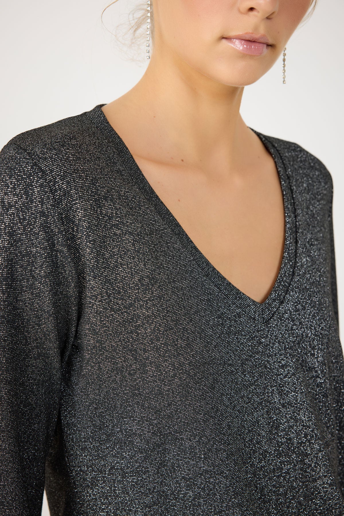 Glänzendes Langarm-T-Shirt mit V-Ausschnitt