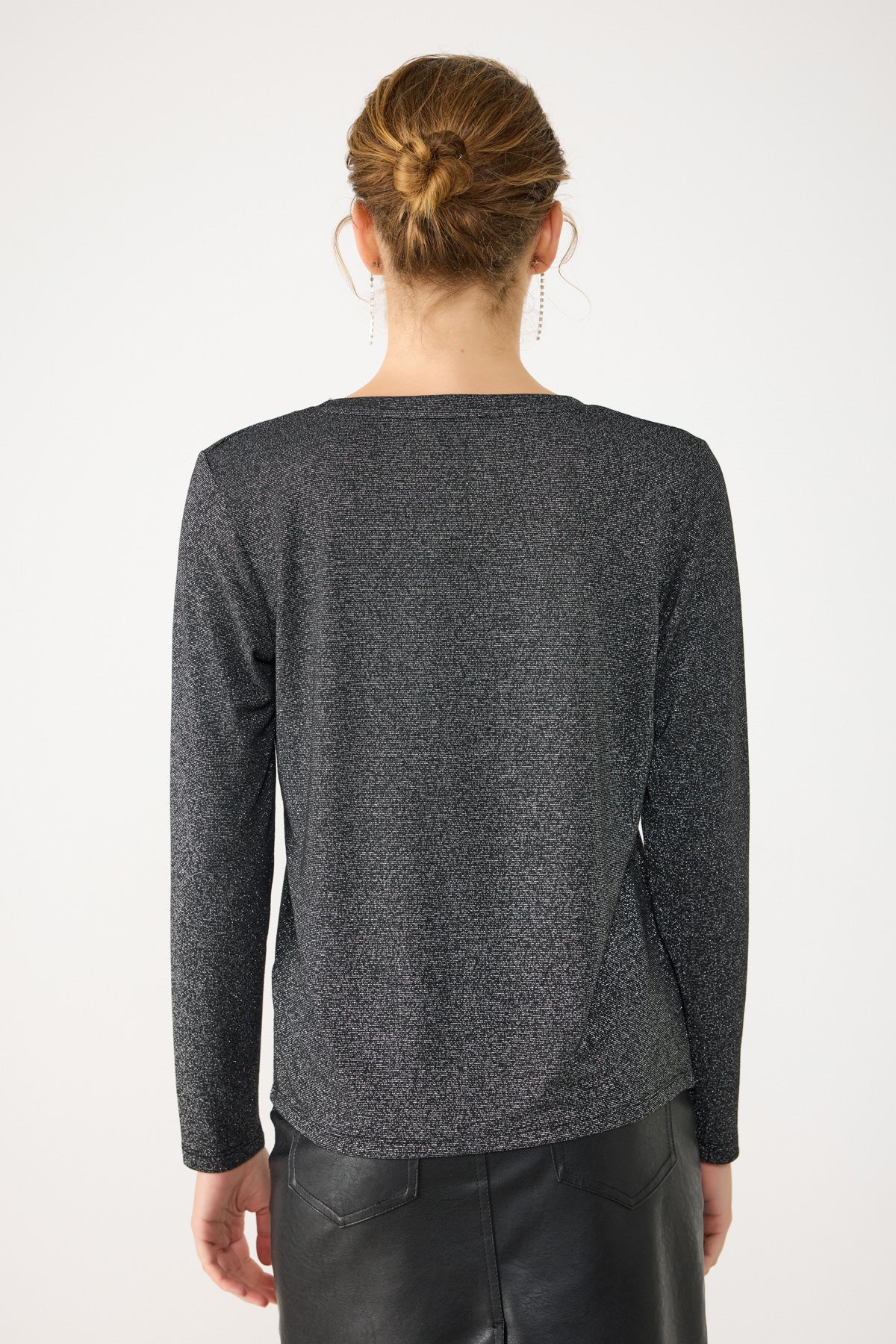 Glänzendes Langarm-T-Shirt mit V-Ausschnitt