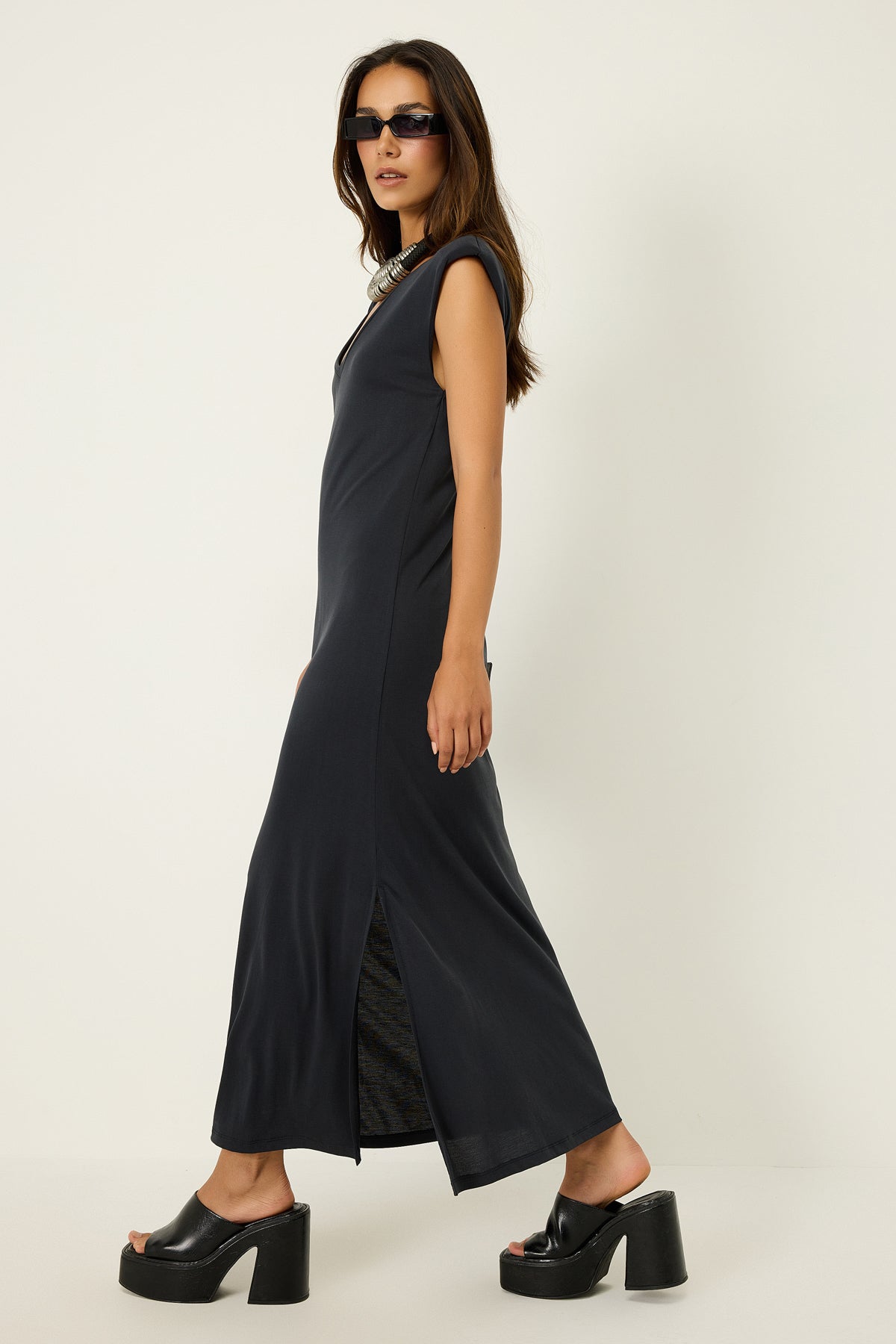 Gepolstertes Kleid mit V-Ausschnitt