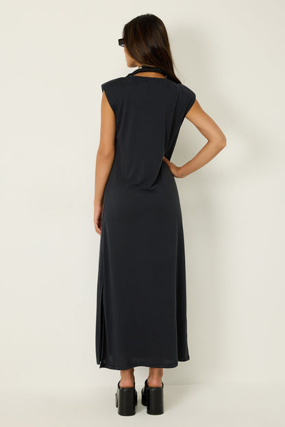 Gepolstertes Kleid mit V-Ausschnitt