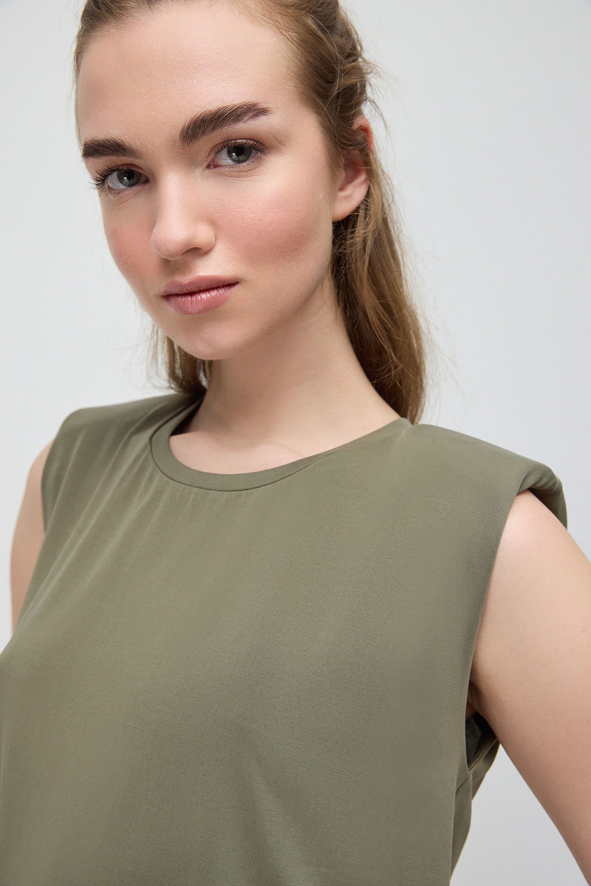 Ärmelloses T-Shirt mit Schulterpolstern
