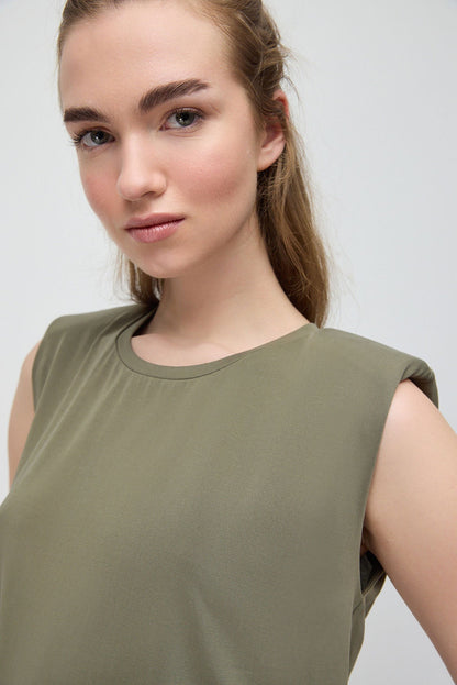 Ärmelloses T-Shirt mit Schulterpolstern