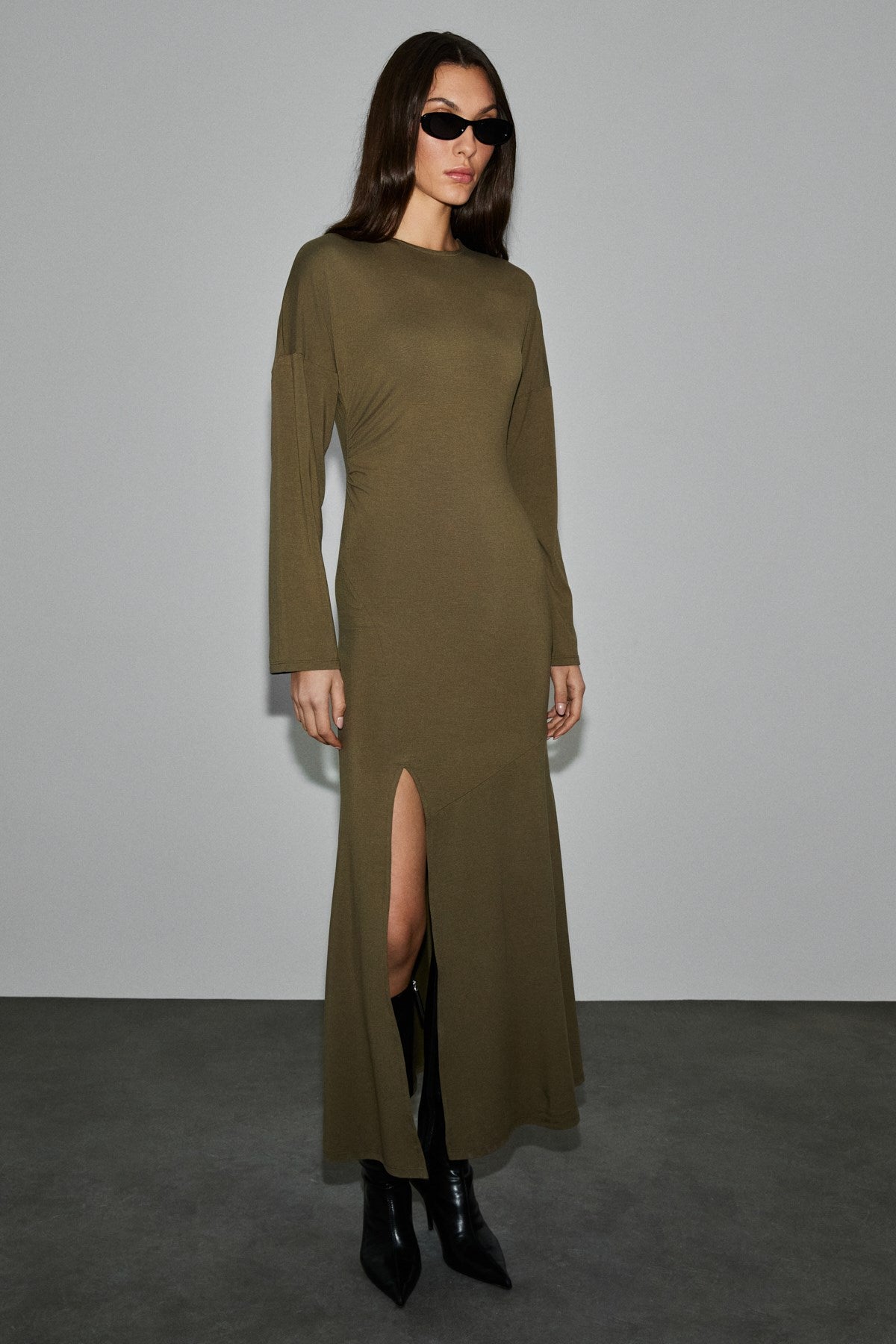 ETHIQUET VISSER Damen Schulterfreies Schlitzkleid Khaki