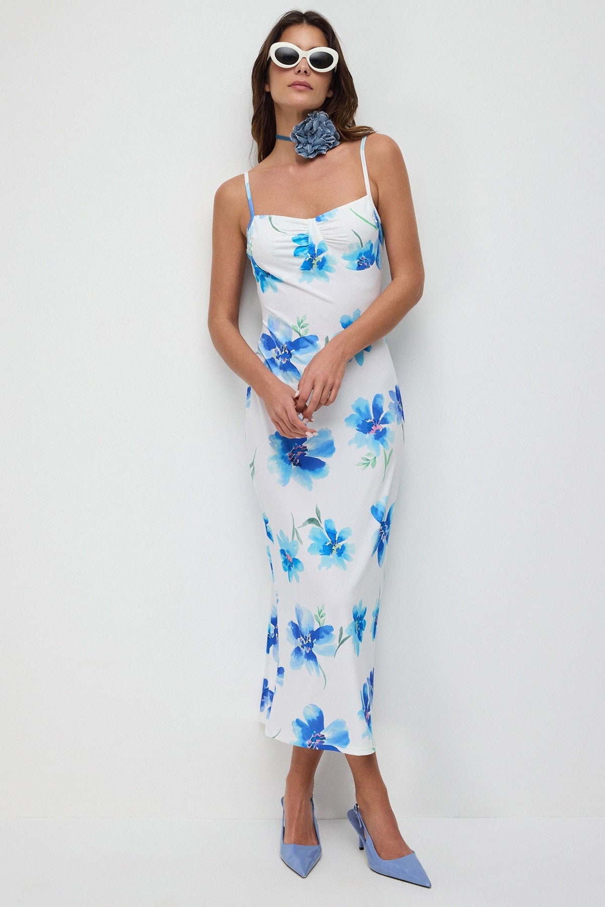 Trägerloses geblümtes Maxikleid