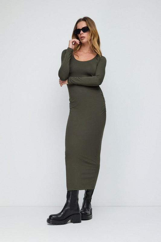 Figurbetontes Kleid mit gerafften Seitendetails.