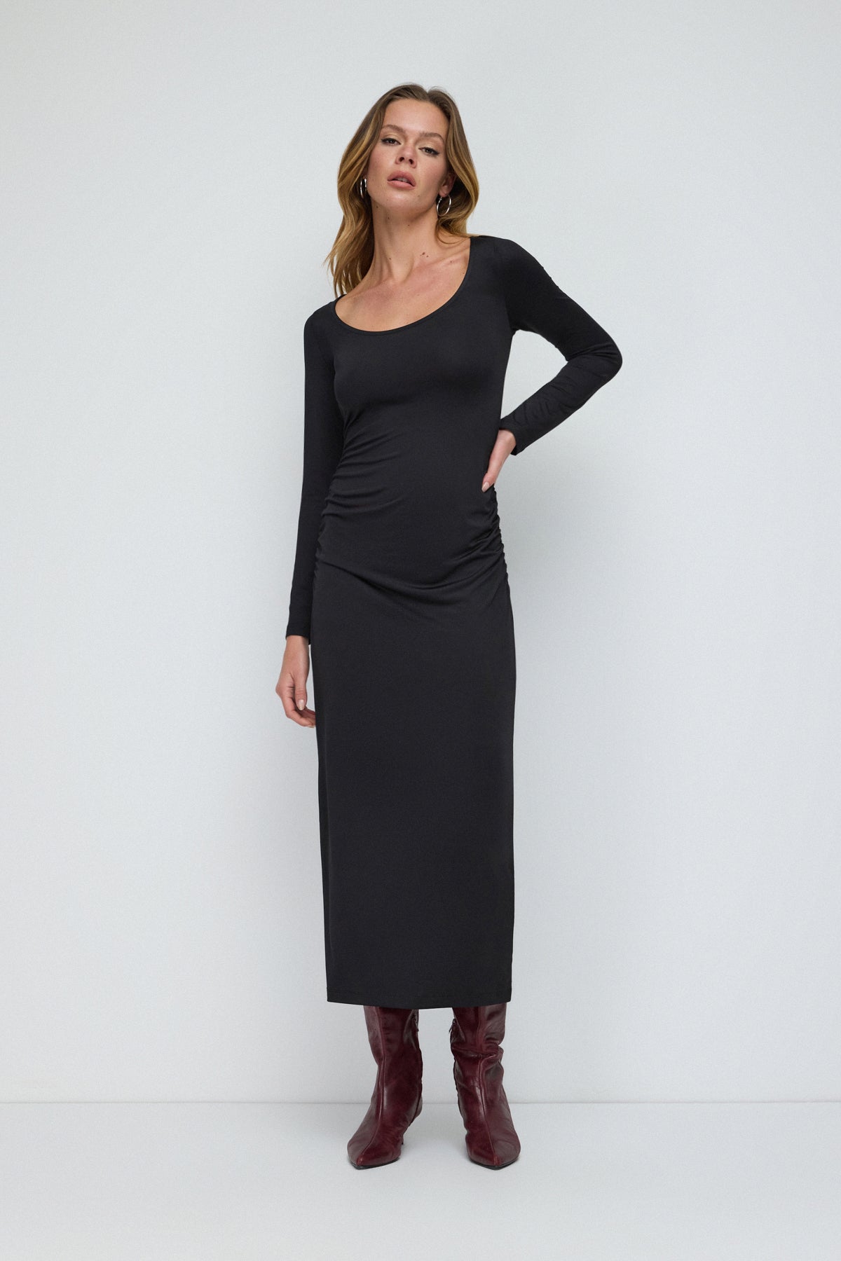 Langes Kleid mit gerafften Seitendetails