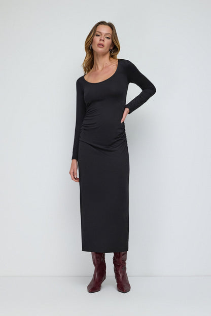 Langes Kleid mit gerafften Seitendetails