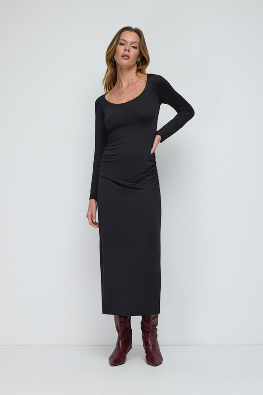 Langes Kleid mit gerafften Seitendetails