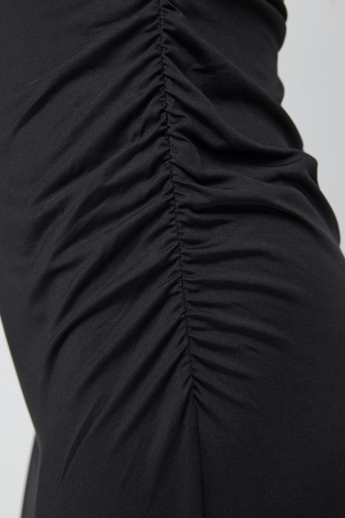 Langes Kleid mit gerafften Seitendetails