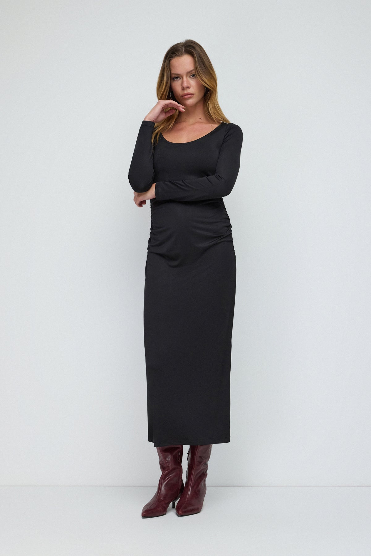 Langes Kleid mit gerafften Seitendetails