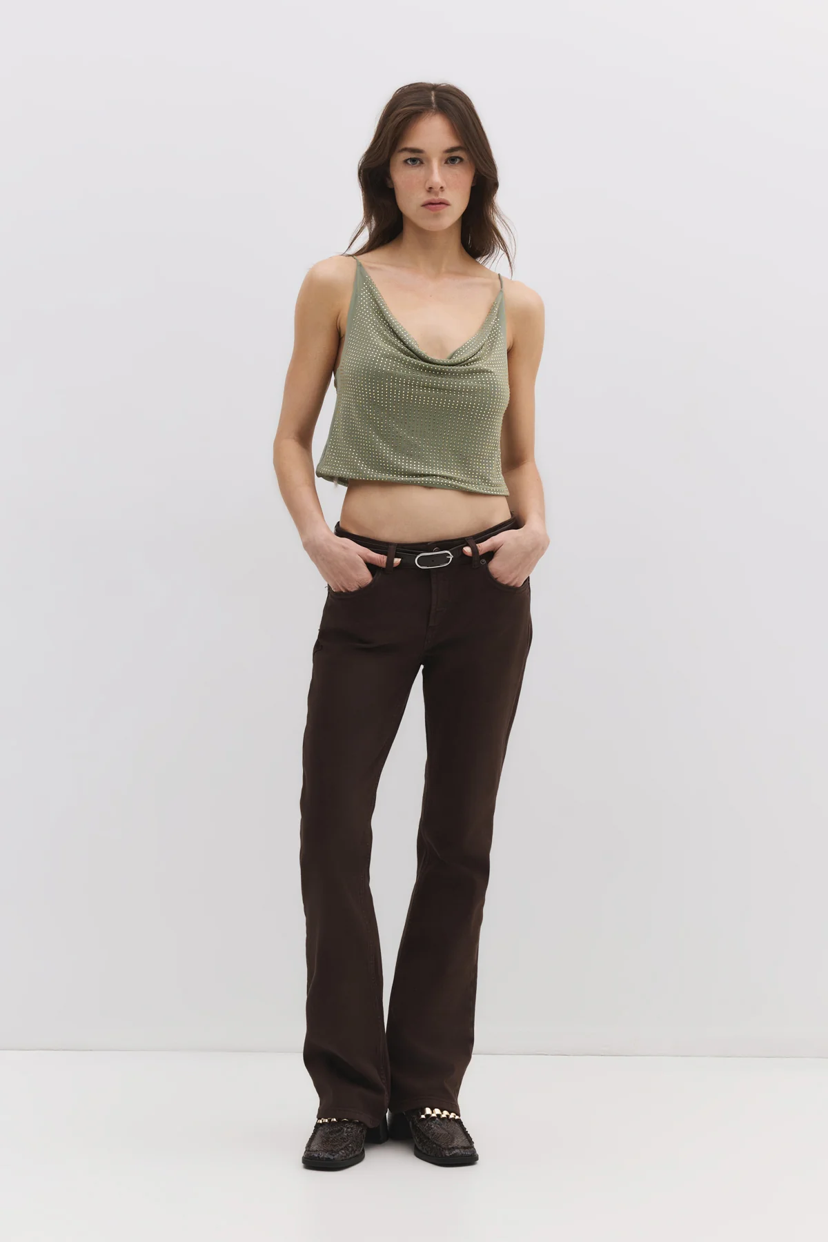 Top-Body mit tiefem Ausschnitt und Steinverzierungen