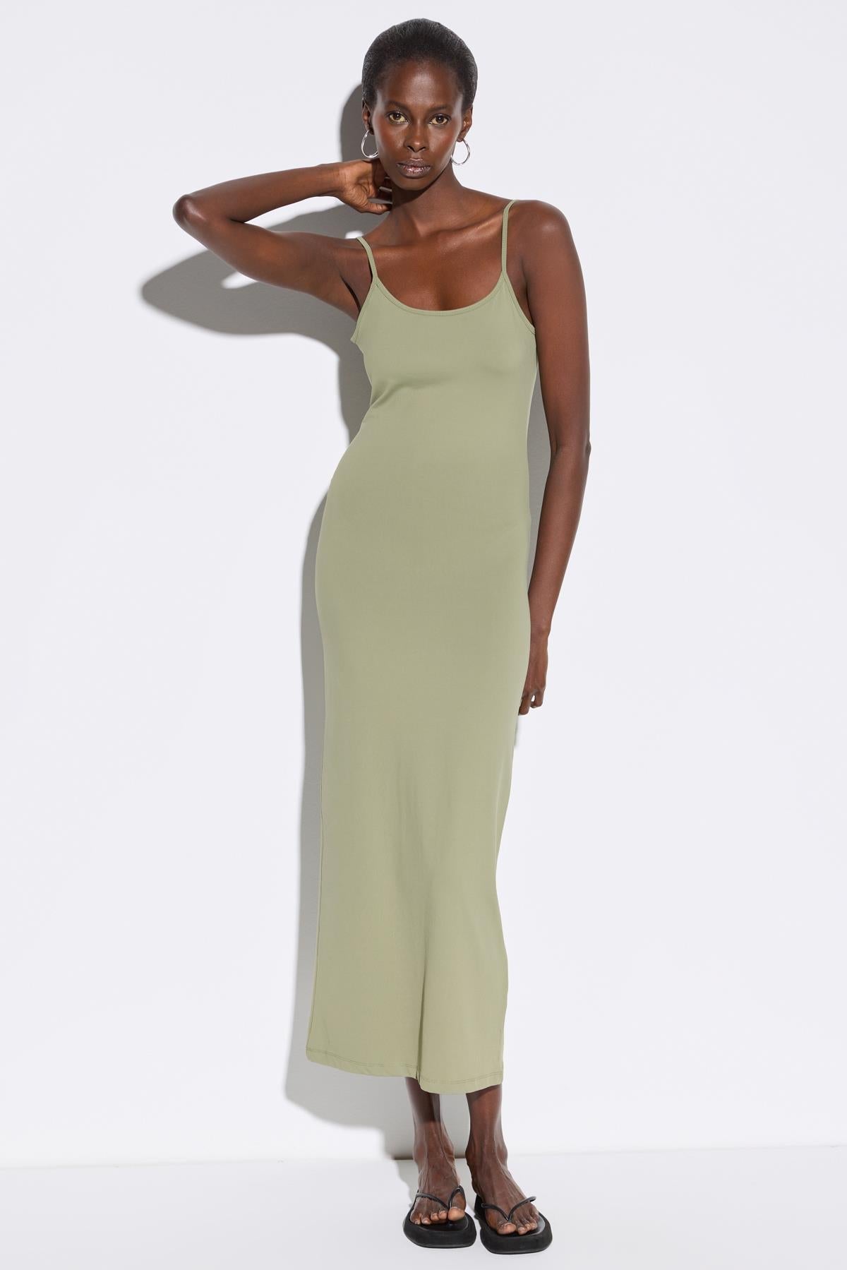 Maxikleid mit dünnen Trägern