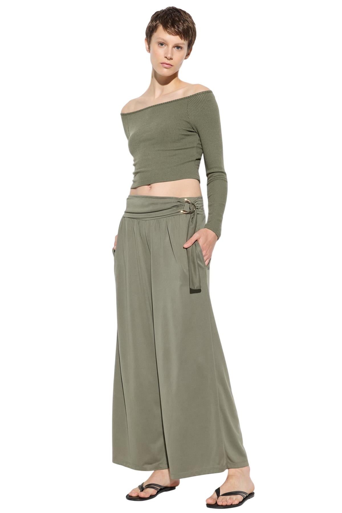 Weit geschnittene, gegürtete Hose