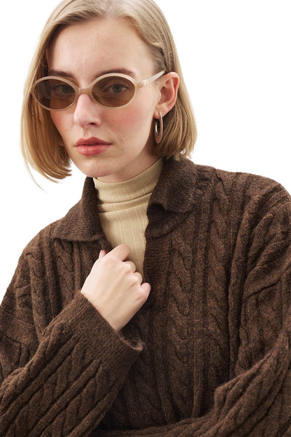 Geflochtener Pullover mit Kragen, braun