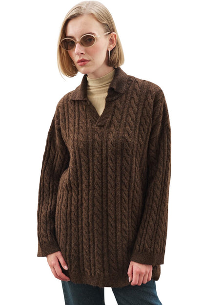 Geflochtener Pullover mit Kragen, braun