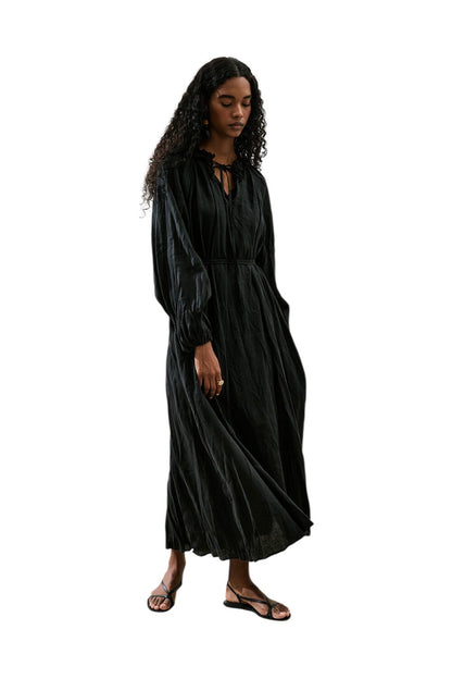 WEITES KLEID AUS SCHWARZEM LEINEN MIT RAPPKRAGEN