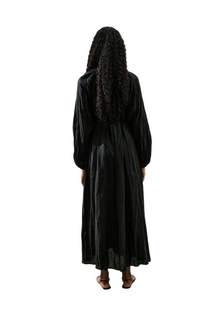 WEITES KLEID AUS SCHWARZEM LEINEN MIT RAPPKRAGEN
