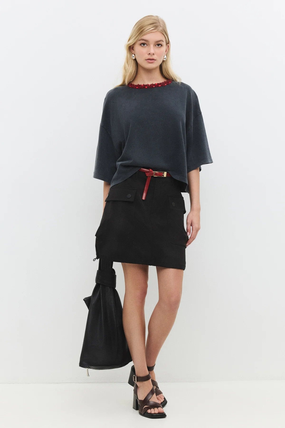Basic-T-Shirt mit Steindetail am Kragen