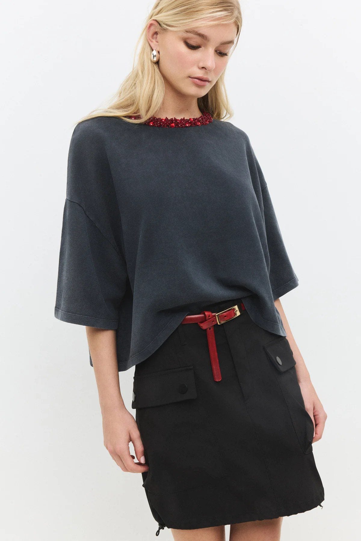 Basic-T-Shirt mit Steindetail am Kragen