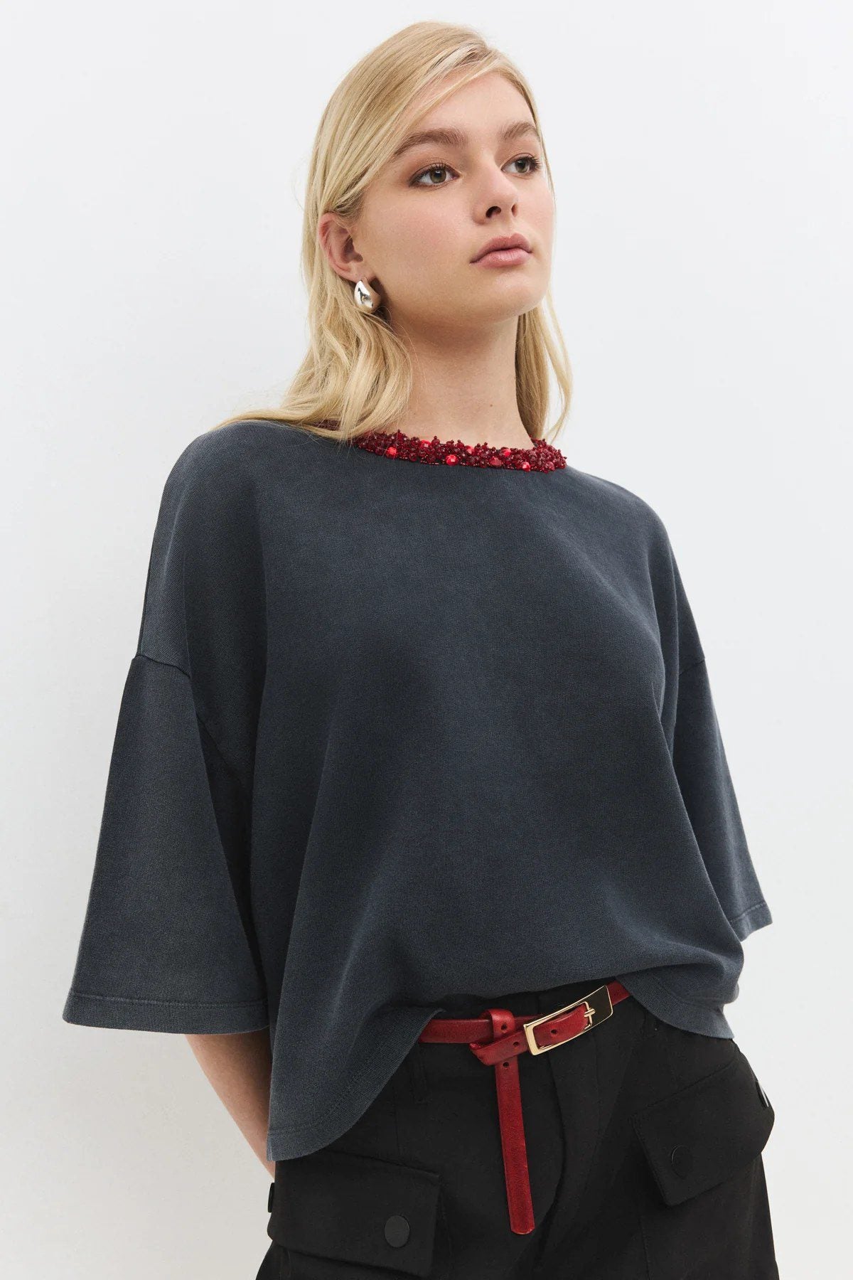 Basic-T-Shirt mit Steindetail am Kragen