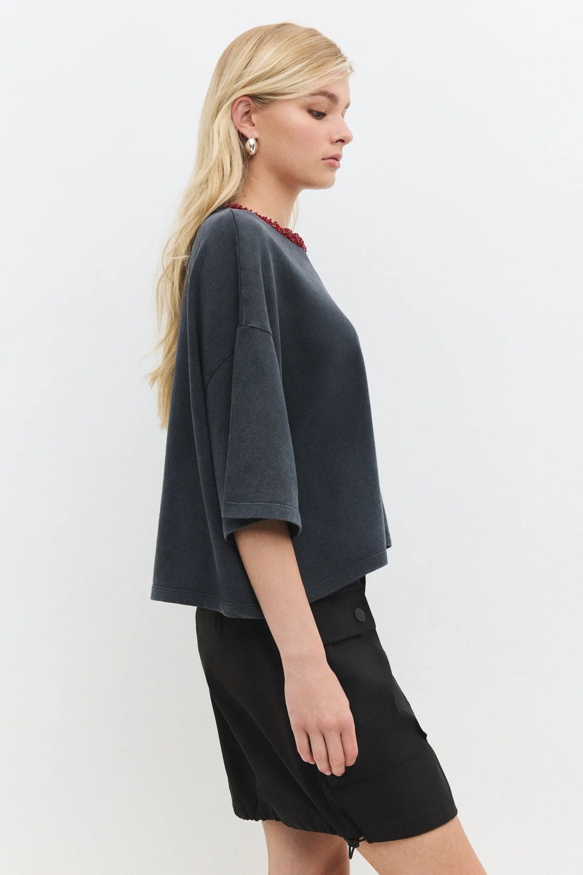 Basic-T-Shirt mit Steindetail am Kragen
