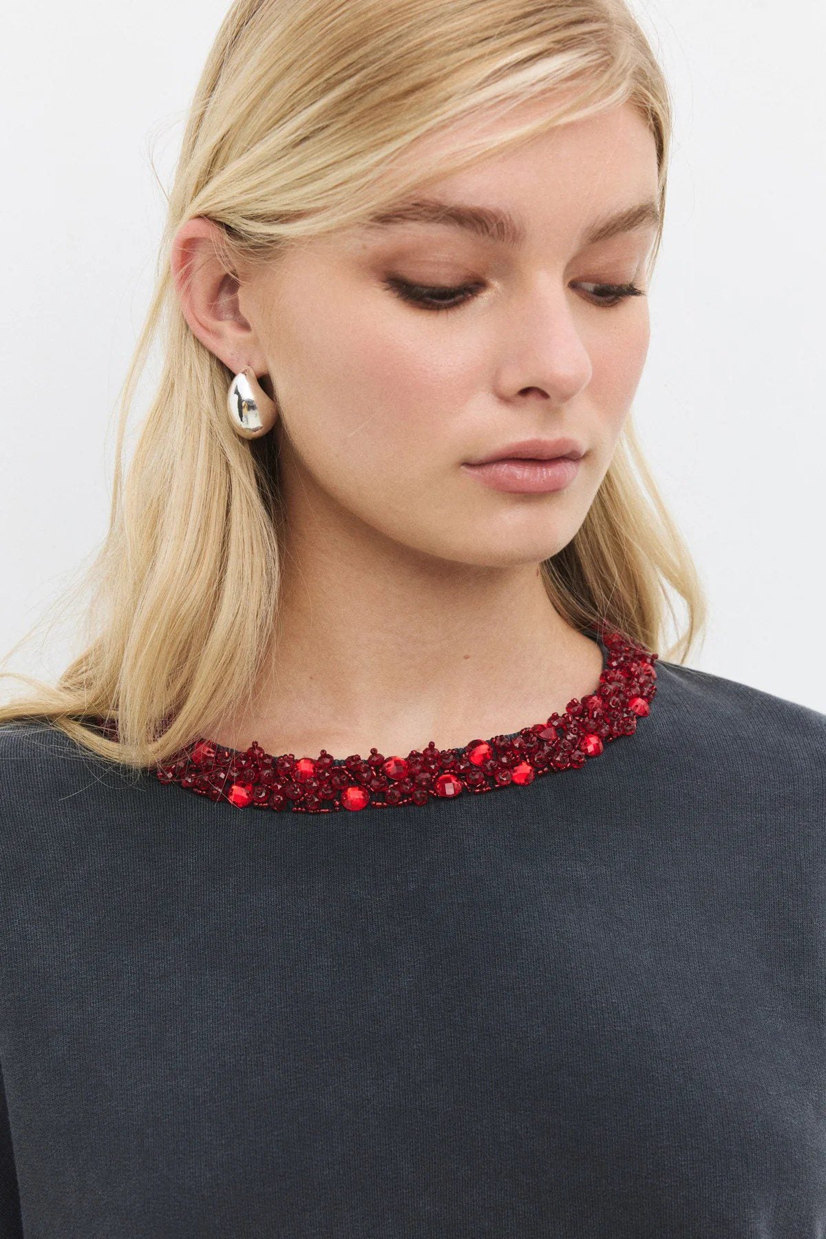 Basic-T-Shirt mit Steindetail am Kragen