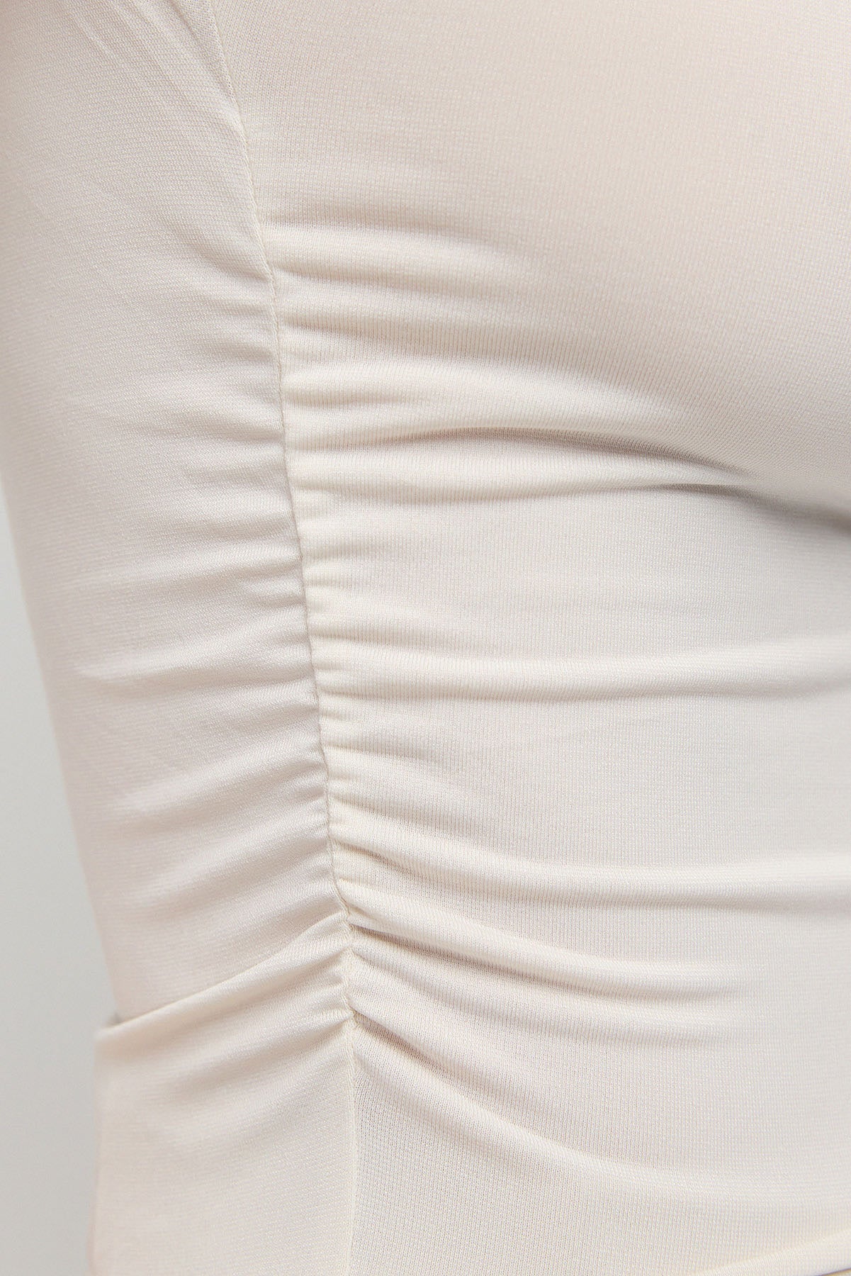 Kurze Bluse mit gerafften Seitendetails
