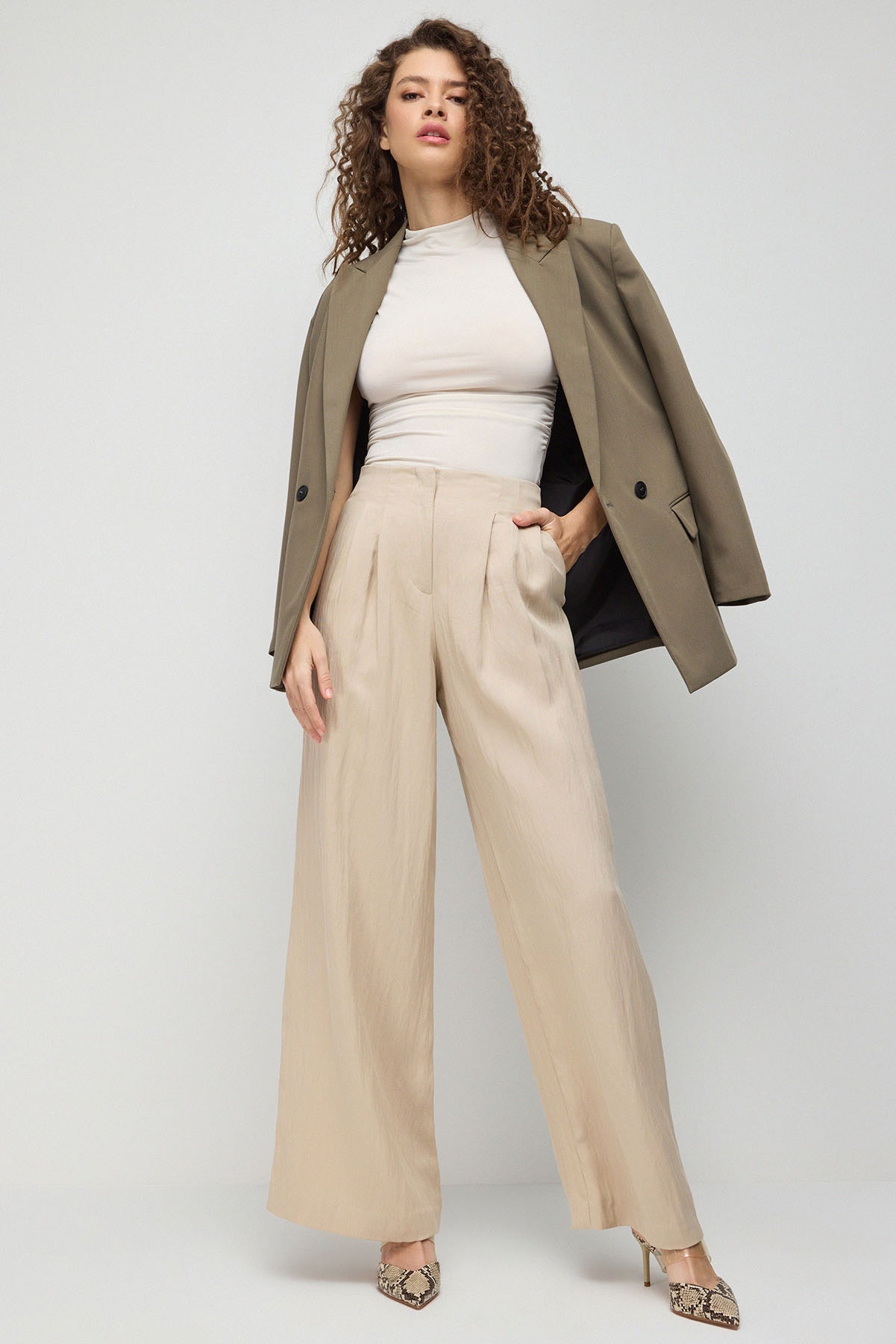 Kurze Bluse mit gerafften Seitendetails