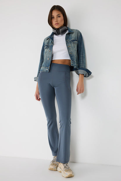 Ausgestellte Leggings mit Seitentaschen