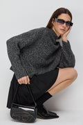 Kurzer Strickpullover mit halbem Rollkragen