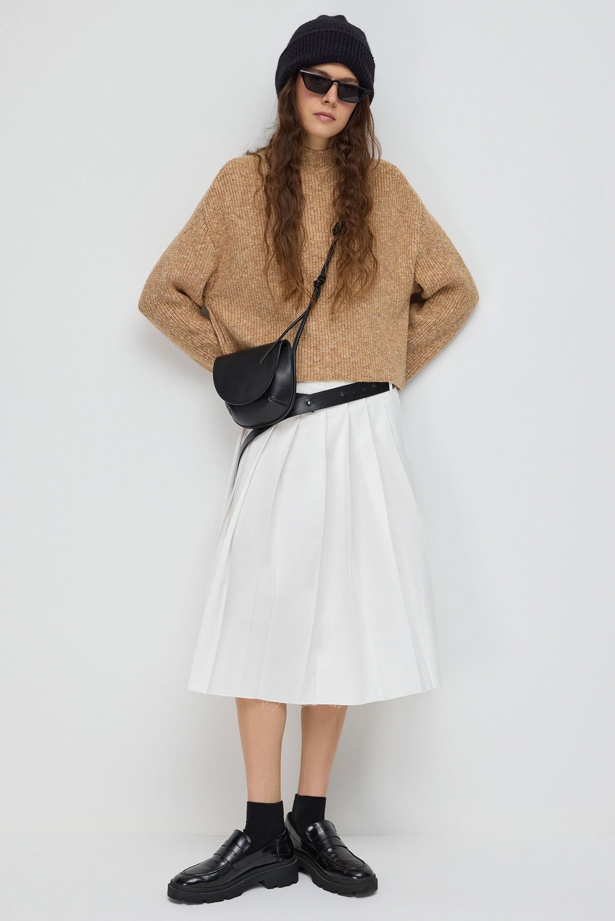 Kurzer Strickpullover mit halbem Rollkragen