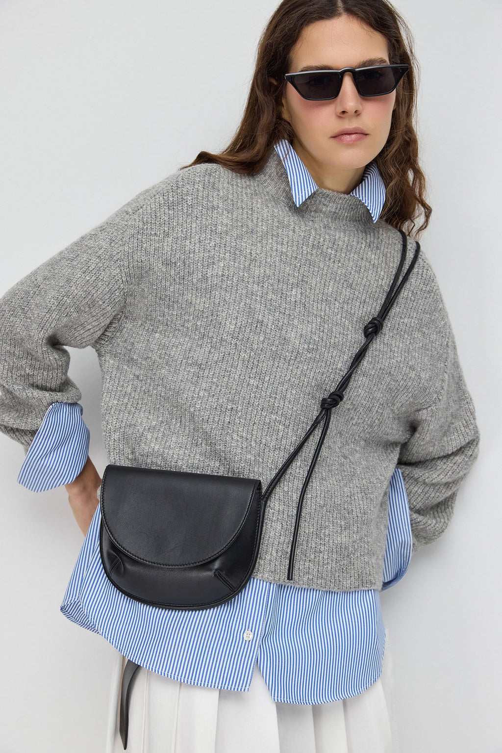 Kurzer Strickpullover mit halbem Rollkragen