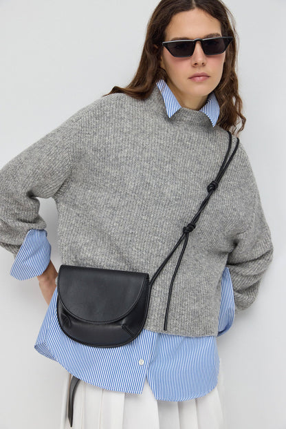 Kurzer Strickpullover mit halbem Rollkragen
