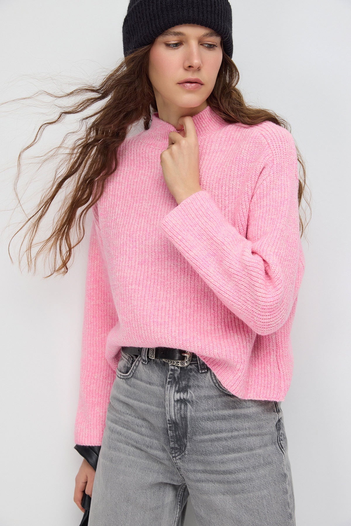 Kurzer Strickpullover mit halbem Rollkragen