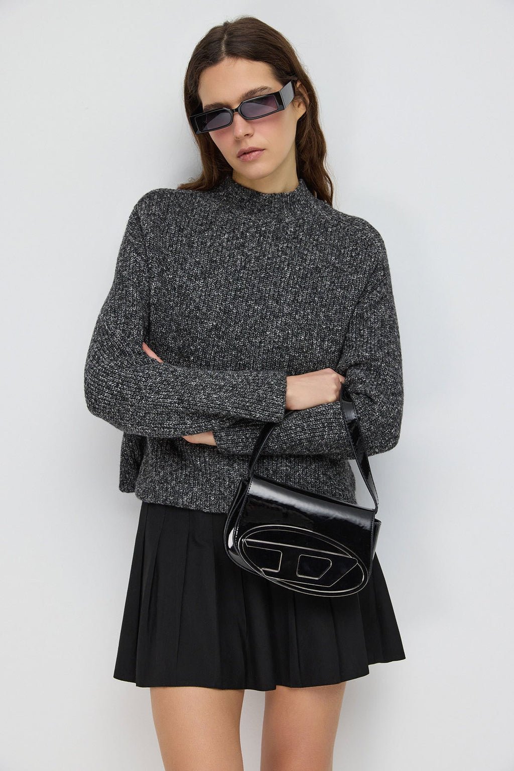 Kurzer Strickpullover mit halbem Rollkragen